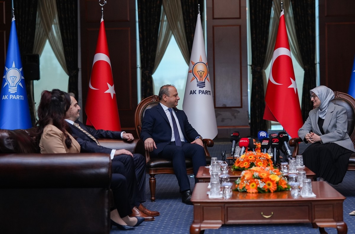 AK Parti Genel Başkan Yardımcısı Balıkesir Milletvekili Belgin Uygur (sağda) başkanlığındaki...