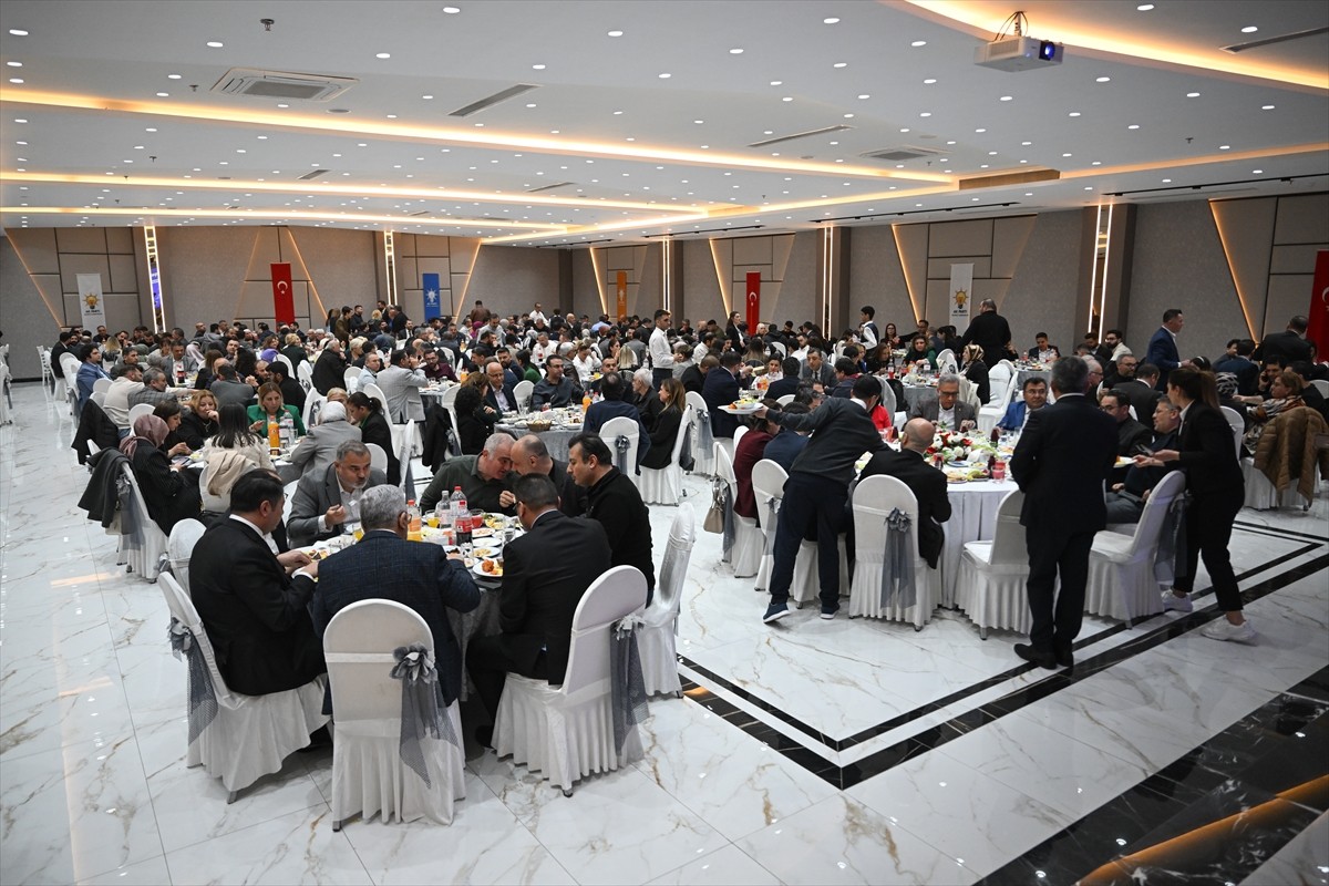 AK Parti Genel Başkan Yardımcısı Halit Yerebakan, Adana'da düzenlenen iftar programında sağlık...