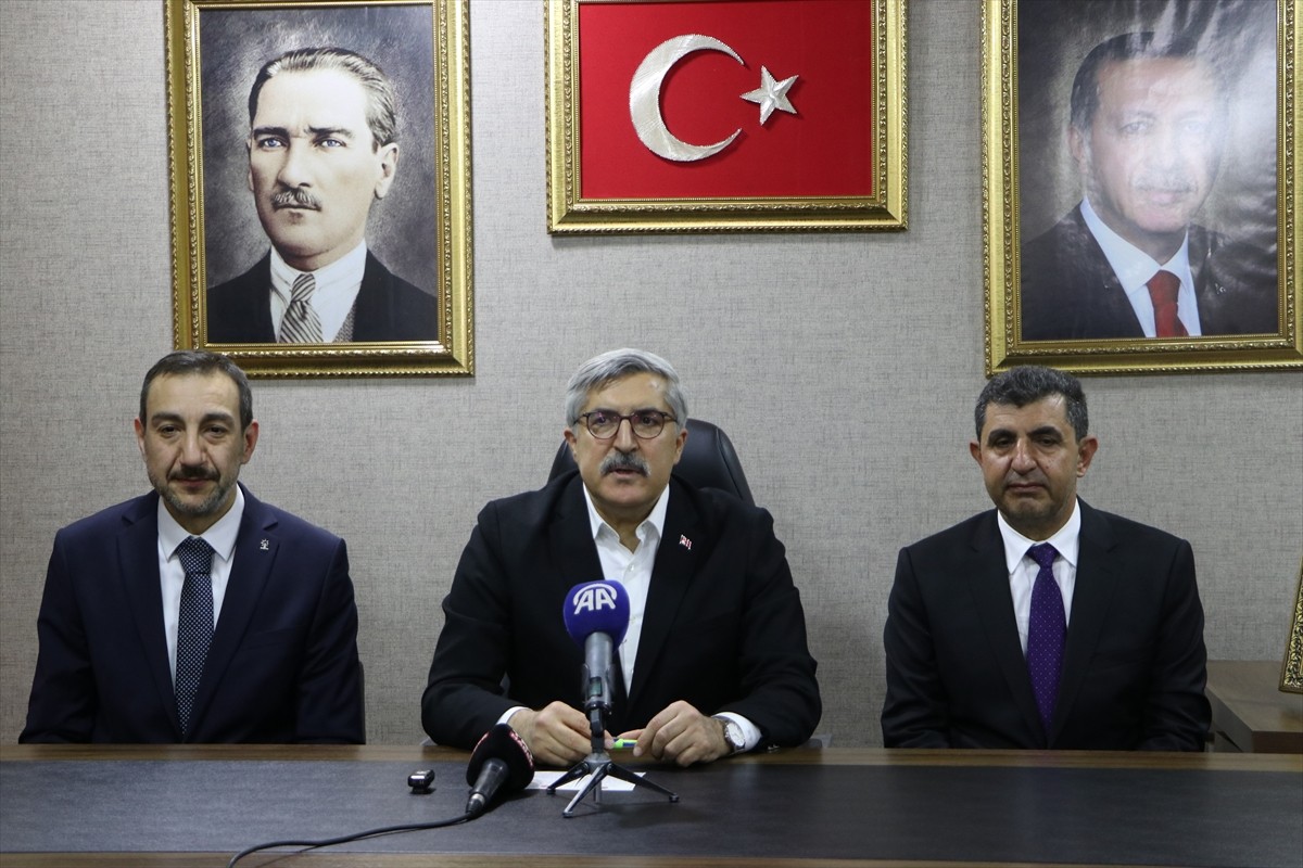 AK Parti Genel Başkan Yardımcısı Hüseyin Yayman (solda), Kilis'teki temasları kapsamında Valiliği...