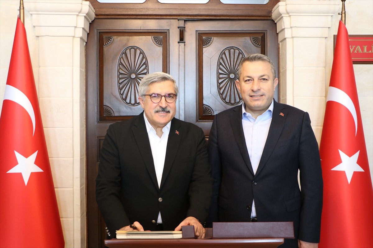 AK Parti Genel Başkan Yardımcısı Hüseyin Yayman (solda), Kilis'teki temasları kapsamında Valiliği...