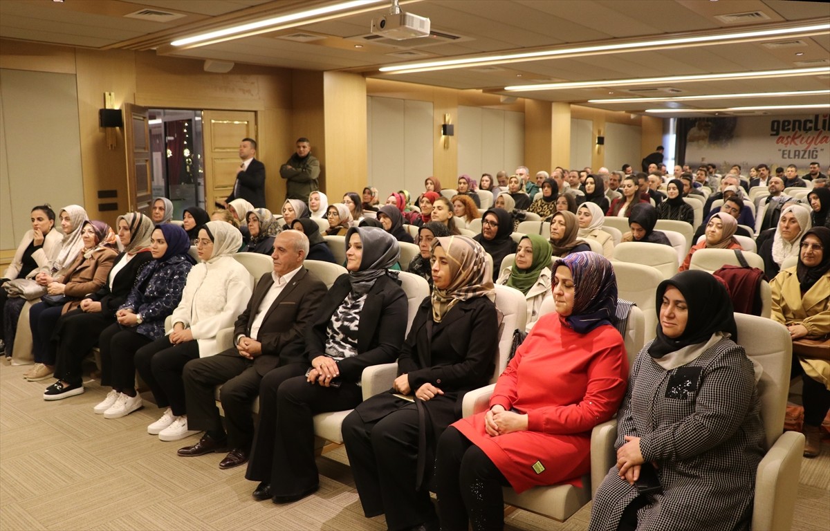 AK Parti Genel Başkan Yardımcısı Nihat Zeybekci (ortada), AK Parti Elazığ İl Başkanlığını ziyaret...