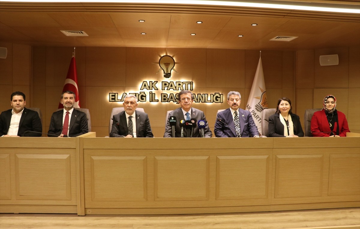 AK Parti Genel Başkan Yardımcısı Nihat Zeybekci (ortada), AK Parti Elazığ İl Başkanlığını ziyaret...