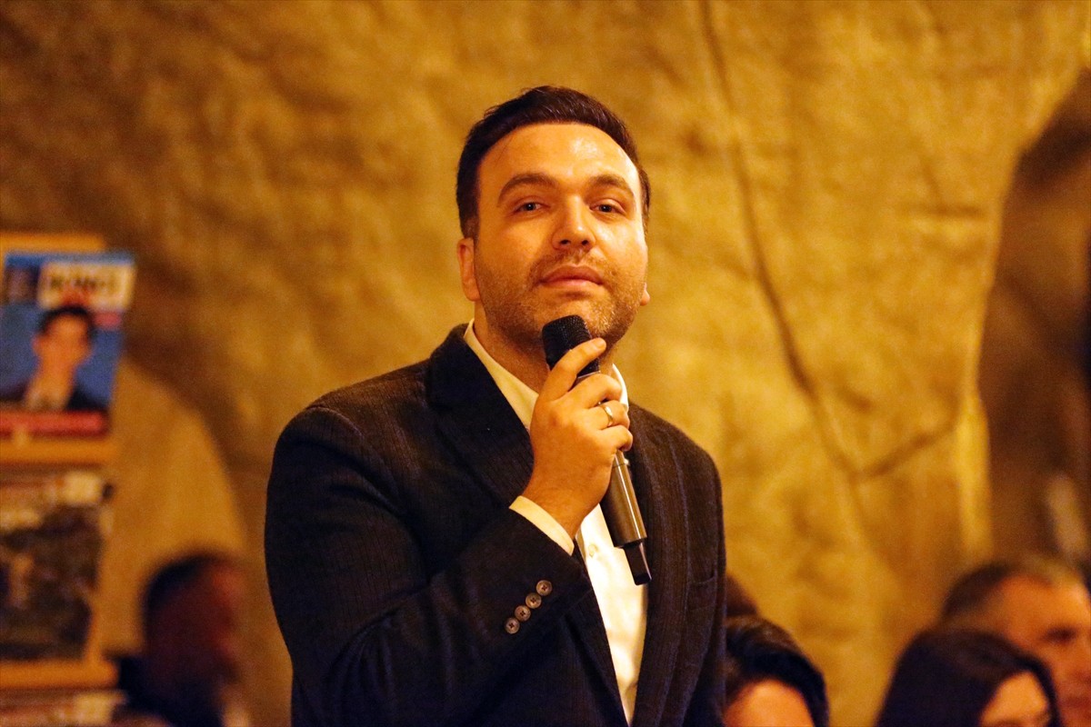 AK Parti Genel Merkez Gençlik Kolları Başkanı Yusuf İbiş, Niğde'de belediyeye ait bir kafede...