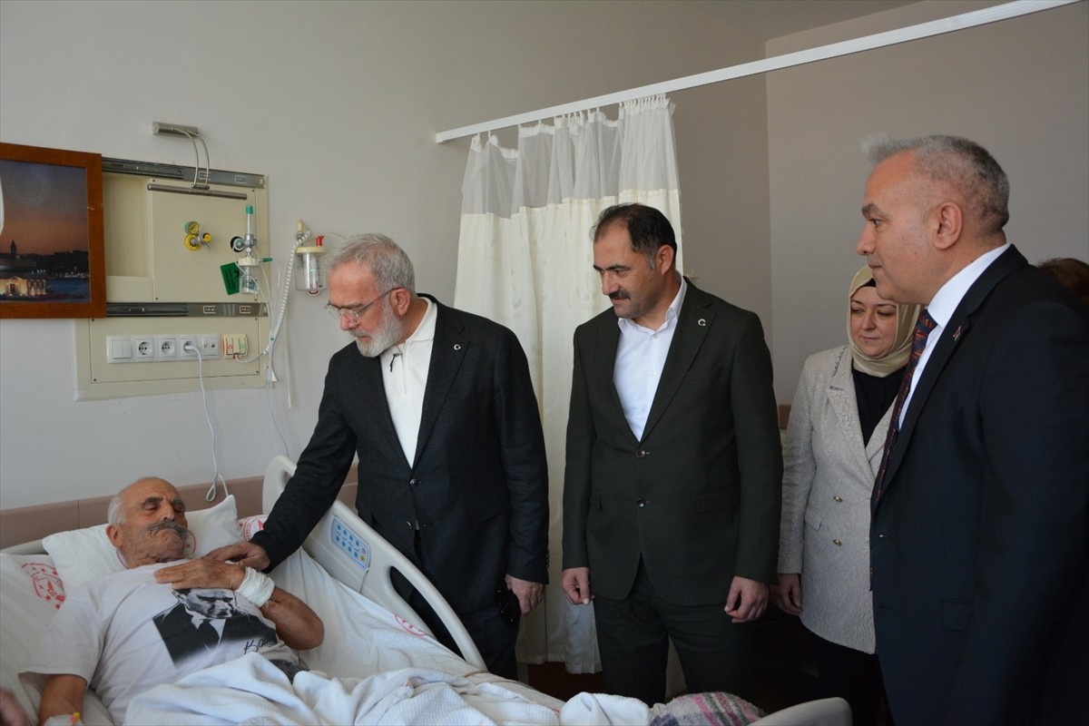 AK Parti Grup Başkanvekili Bahadır Nahit Yenişehirlioğlu (sağ 2), Manisa'nın Demirci ilçesinde...