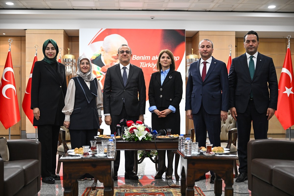 AK Parti heyeti, Ramazan Bayramı dolayısıyla MHP'ye ziyarette bulundu. MHP Genel Merkezi'ni...