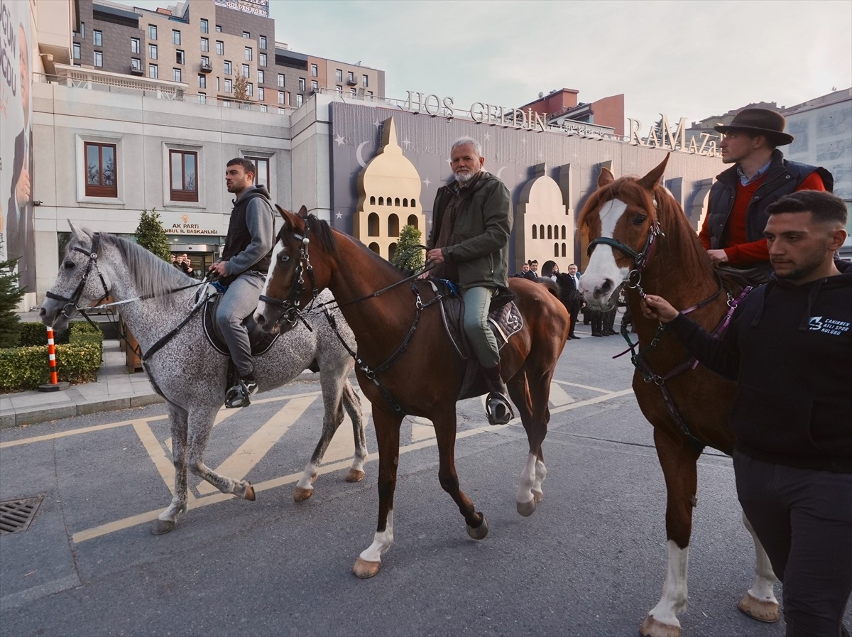 AK Parti İstanbul İl Başkanlığı, hac ibadetini yerine getirebilmek için at sırtında yolculuk yapan...