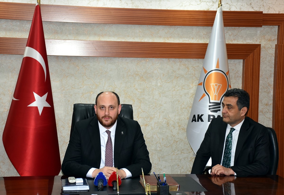 AK Parti Teşkilatlardan Sorumlu Genel Başkan Yardımcısı Ahmet Büyükgümüş (Solda), İl...