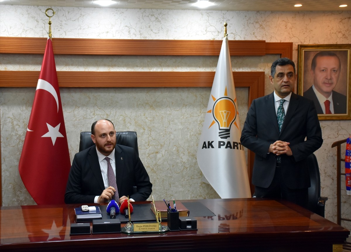 AK Parti Teşkilatlardan Sorumlu Genel Başkan Yardımcısı Ahmet Büyükgümüş (Solda), İl...