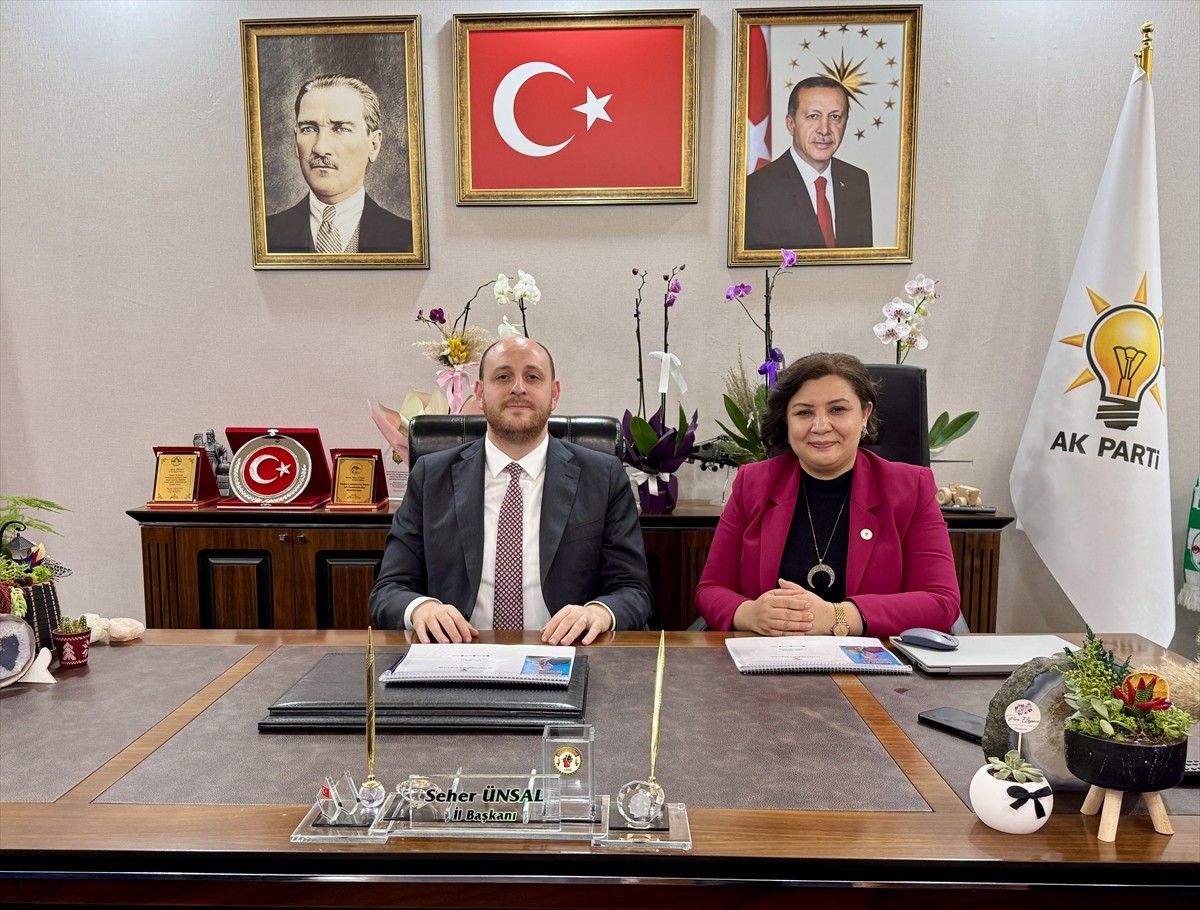 AK Parti Teşkilatlardan Sorumlu Genel Başkan Yardımcısı Ahmet Büyükgümüş (solda) , partisinin...