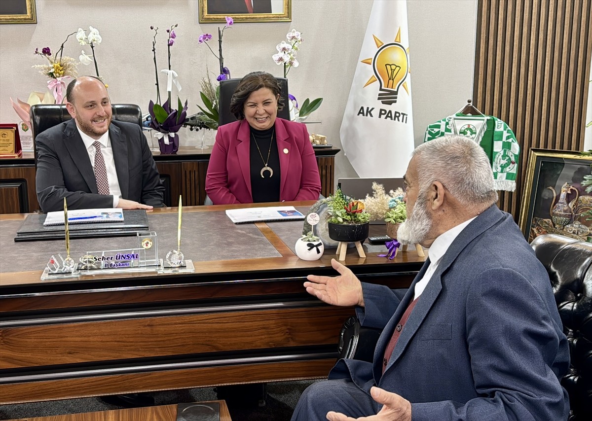 AK Parti Teşkilatlardan Sorumlu Genel Başkan Yardımcısı Ahmet Büyükgümüş (solda) , partisinin...