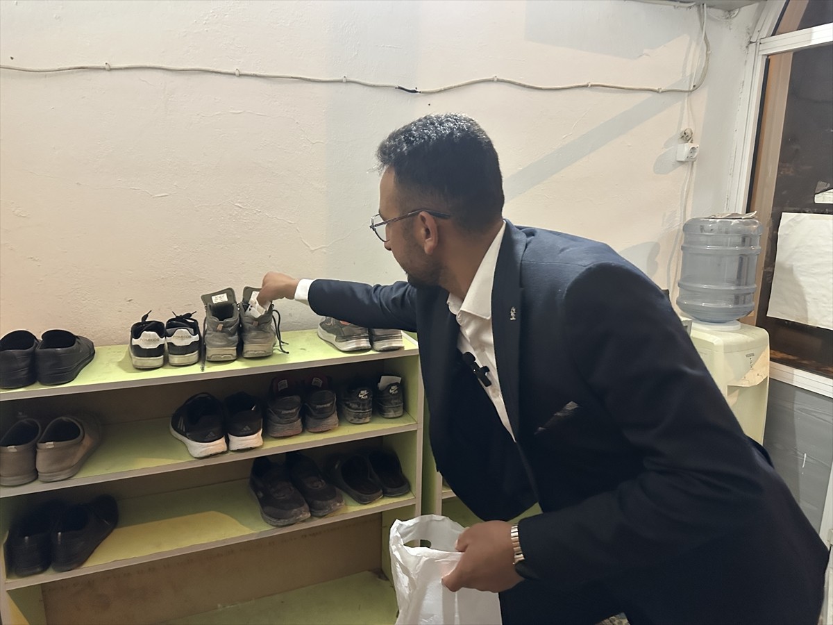  Aksaray'da teravih namazı için camiye gelen çocuklar, ayakkabılarına bırakılan harçlıkla mutlu...