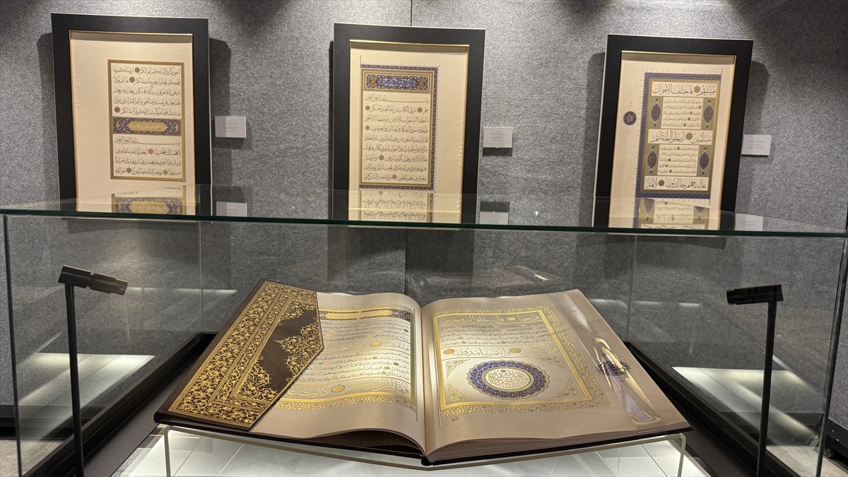 Alanında uzman 66 kişilik ekibin 8 yılda tamamladığı, Kur'an-ı Kerim'in elle 10 cilt olarak...