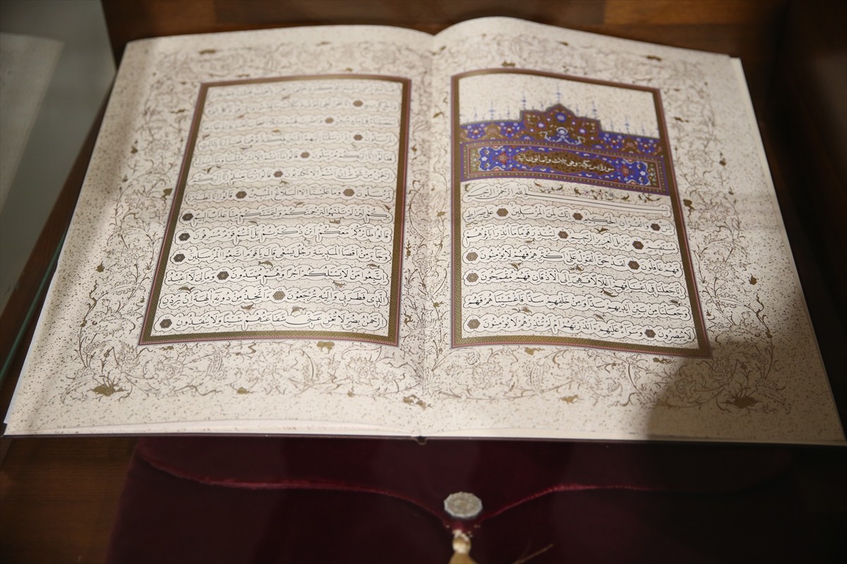 Alanında uzman 66 kişilik ekibin 8 yılda tamamladığı, Kur'an-ı Kerim'in elle 10 cilt olarak...