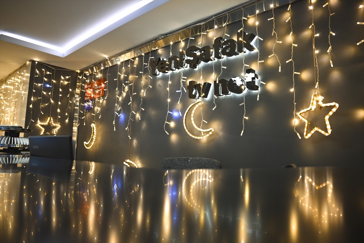 Albayrak Grubu ofisleri ramazan ayının manevi atmosferine özel ışıklar, hat levhaları ve...