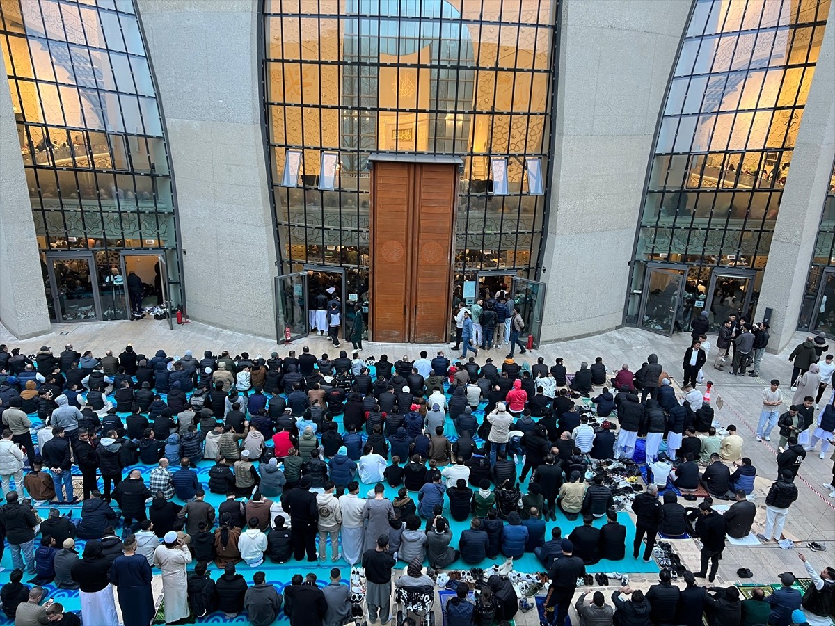 Almanya'da Diyanet İşleri Türk İslam Birliğine (DİTİB) bağlı camilerde Ramazan Bayramı namazı...