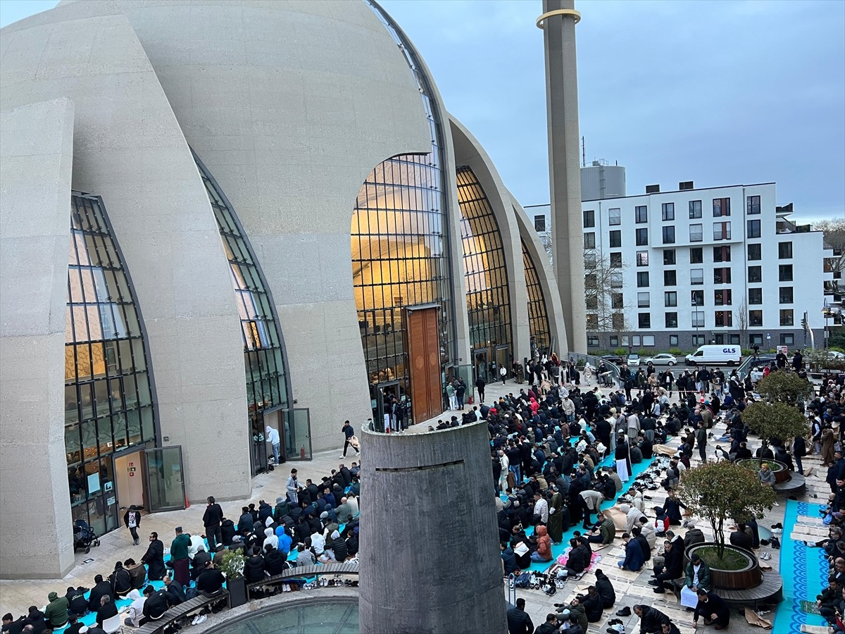 Almanya'da Diyanet İşleri Türk İslam Birliğine (DİTİB) bağlı camilerde Ramazan Bayramı namazı...