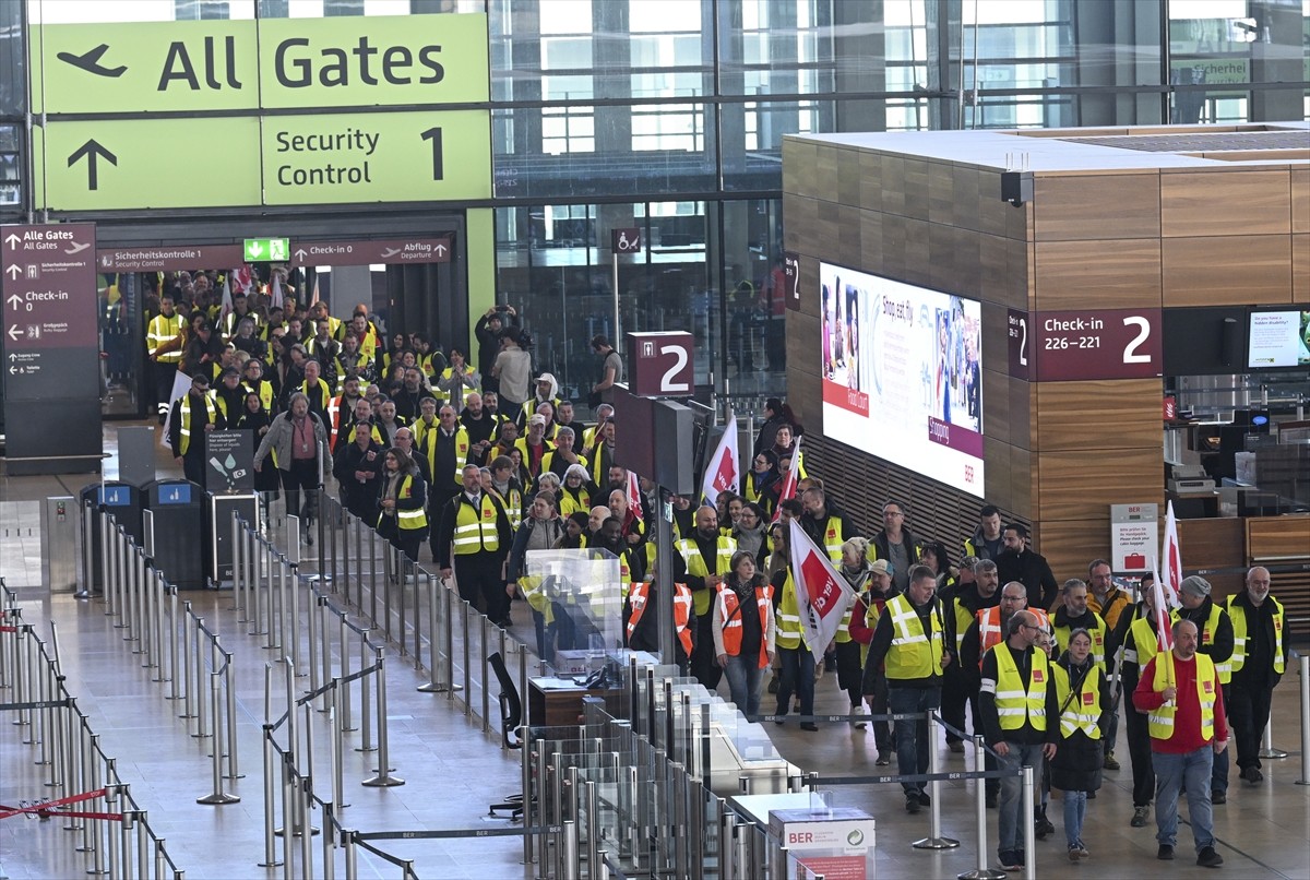 Almanya'nın büyük havalimanlarındaki çalışanların 24 saatlik uyarı grevi, uçak seferlerinin büyük...