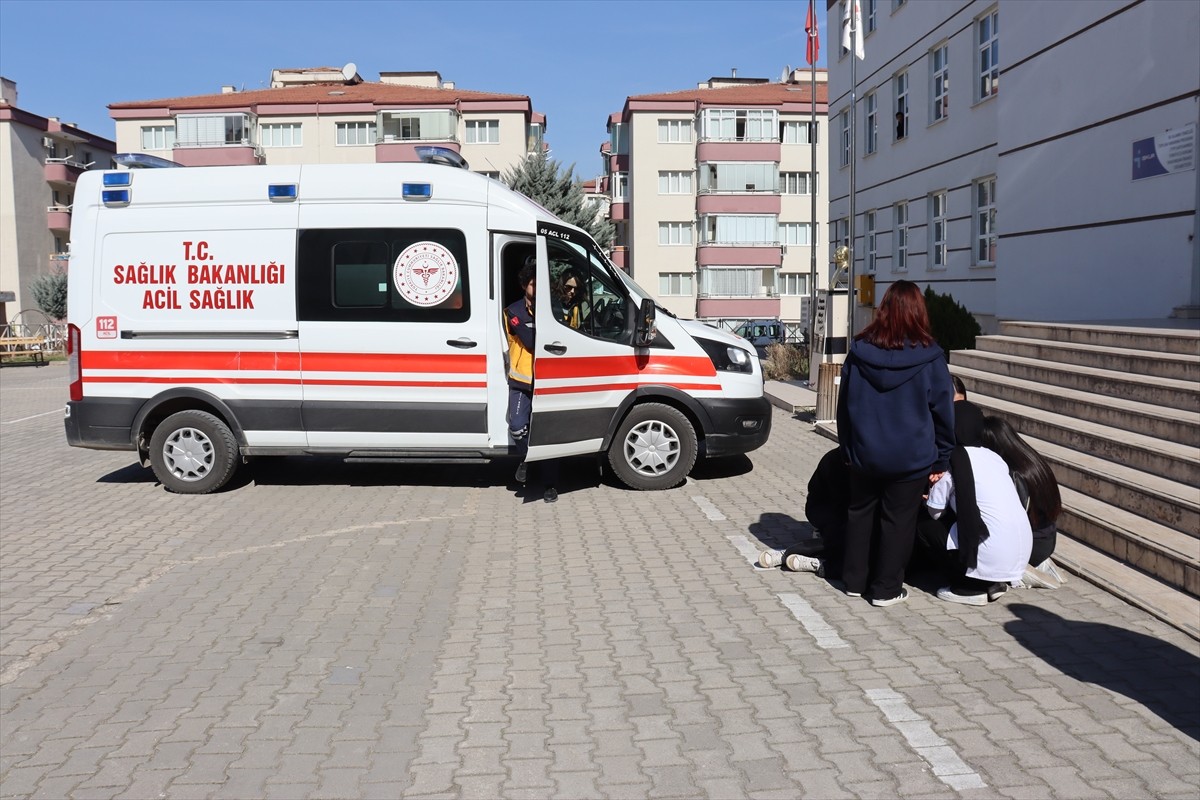 Amasya'da lise öğrencileri, 14 Mart Tıp Bayramı dolayısıyla sağlık ekiplerine sürpriz kutlama...
