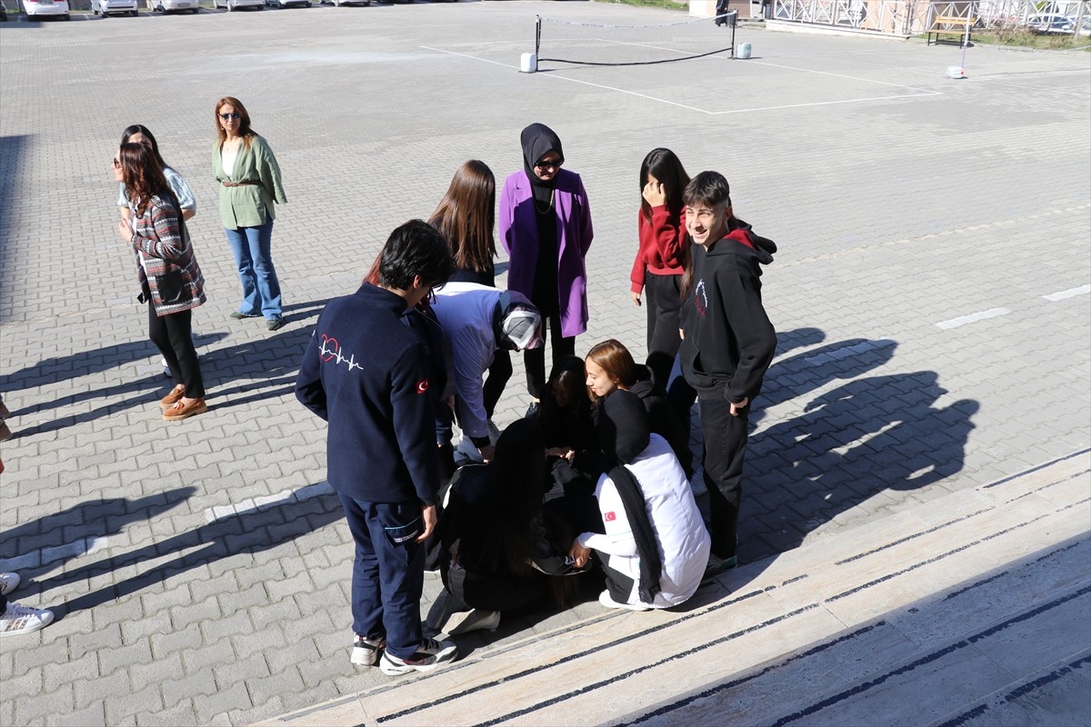 Amasya'da lise öğrencileri, 14 Mart Tıp Bayramı dolayısıyla sağlık ekiplerine sürpriz kutlama...