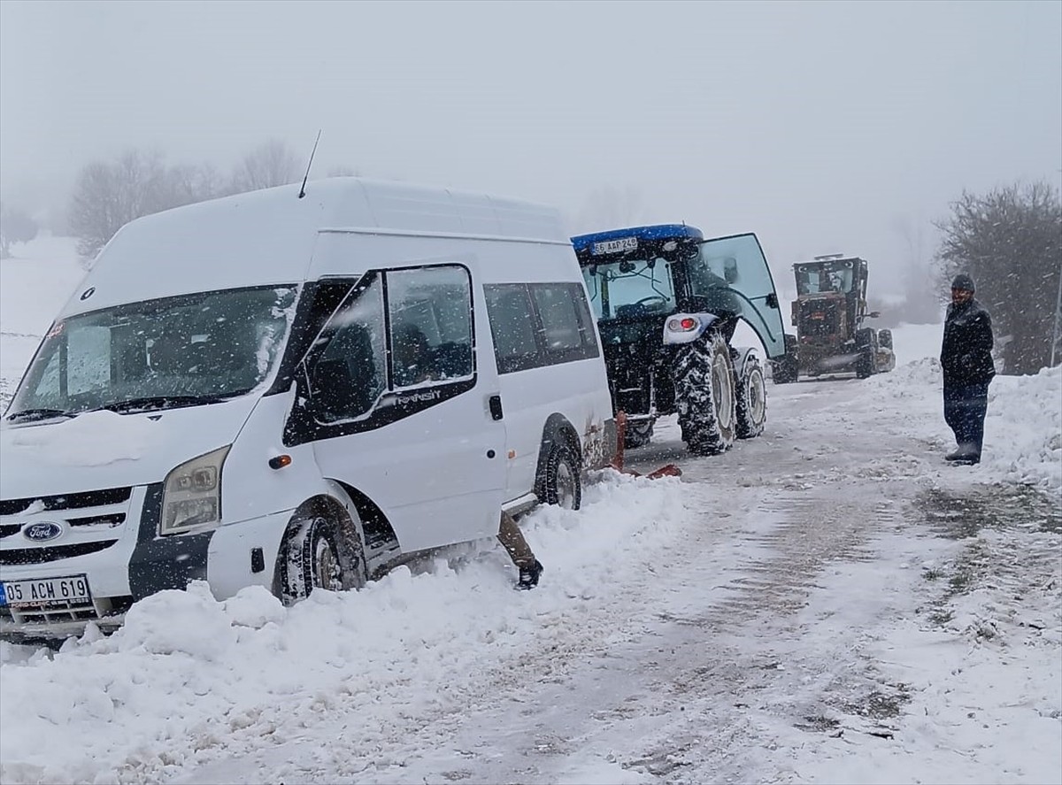 Amasya'nın Göynücek ilçesinde kara saplanan öğrenci servisi, İlçe Özel İdaresi ekiplerince...
