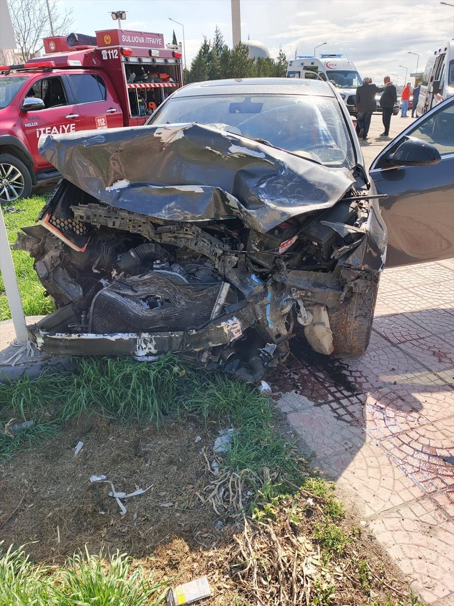 Amasya'nın Suluova ilçesinde 2 otomobil ile servis minibüsünün karıştığı kazada 11 kişi...