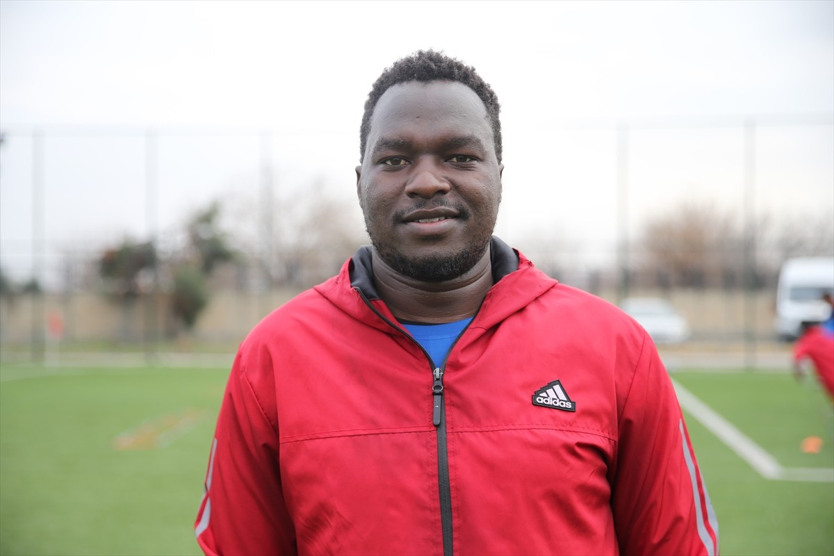 Ampute Futbol Süper Ligi'nde mücadele eden Şanlıurfa ekibi DEPSAŞ Enerji'nin takım kaptanı Kenyalı...