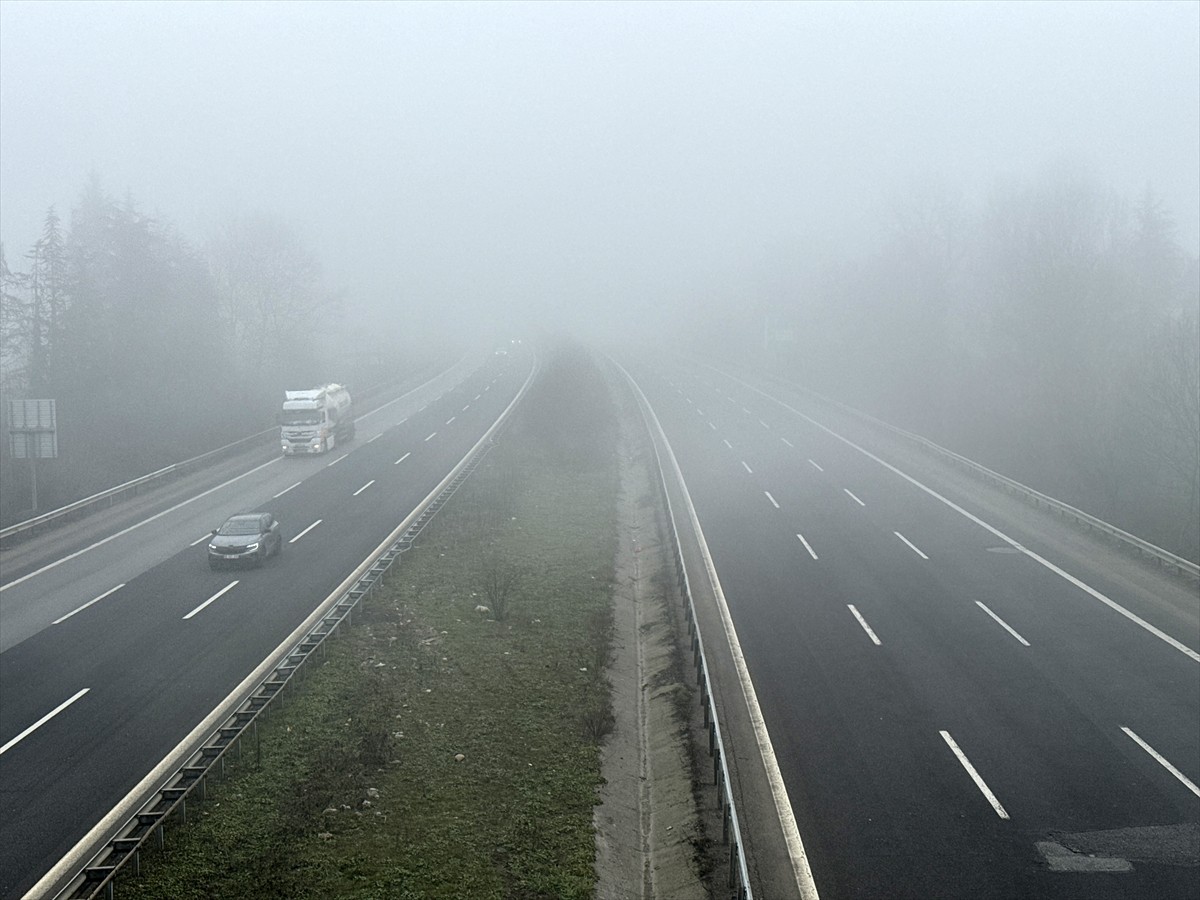 Anadolu Otoyolu'nun Düzce kesiminde sis, görüş mesafesini düşürdü.