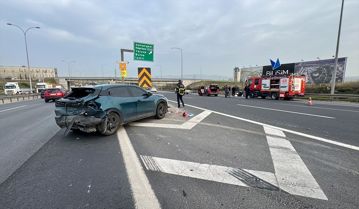 Anadolu Otoyolu'nun Kocaeli kesiminde 2 otomobilin çarpışması sonucu 1 çocuk yaralandı. Kaza...