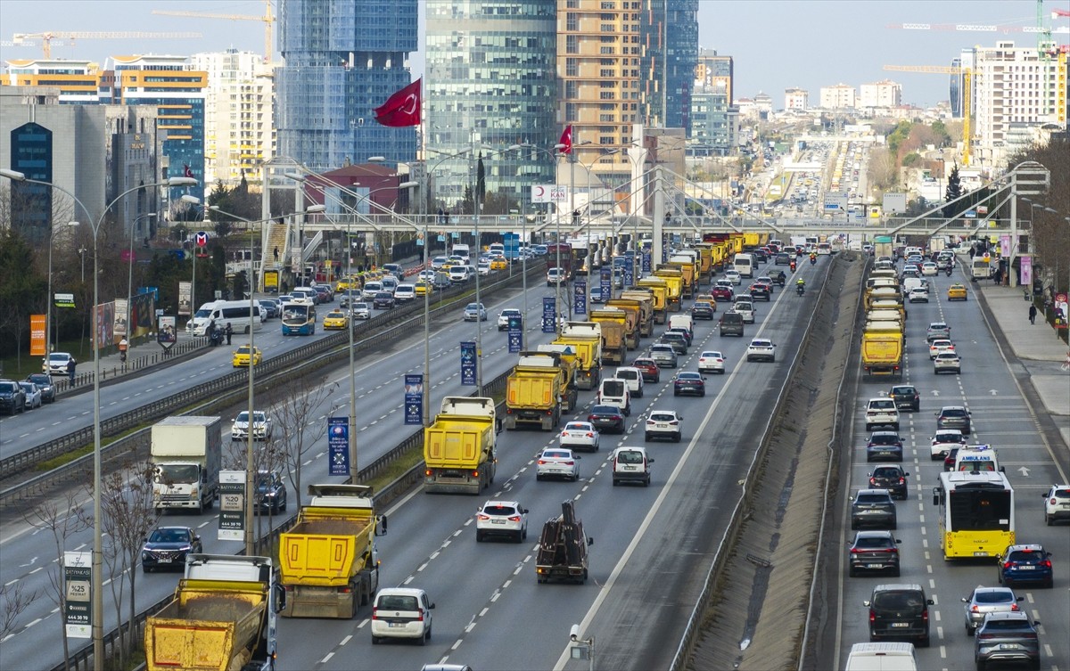 Anadolu Yakası'nda hizmet veren hafriyatçılar, İstanbul Büyükşehir Belediyesini (İBB) Kocaeli...