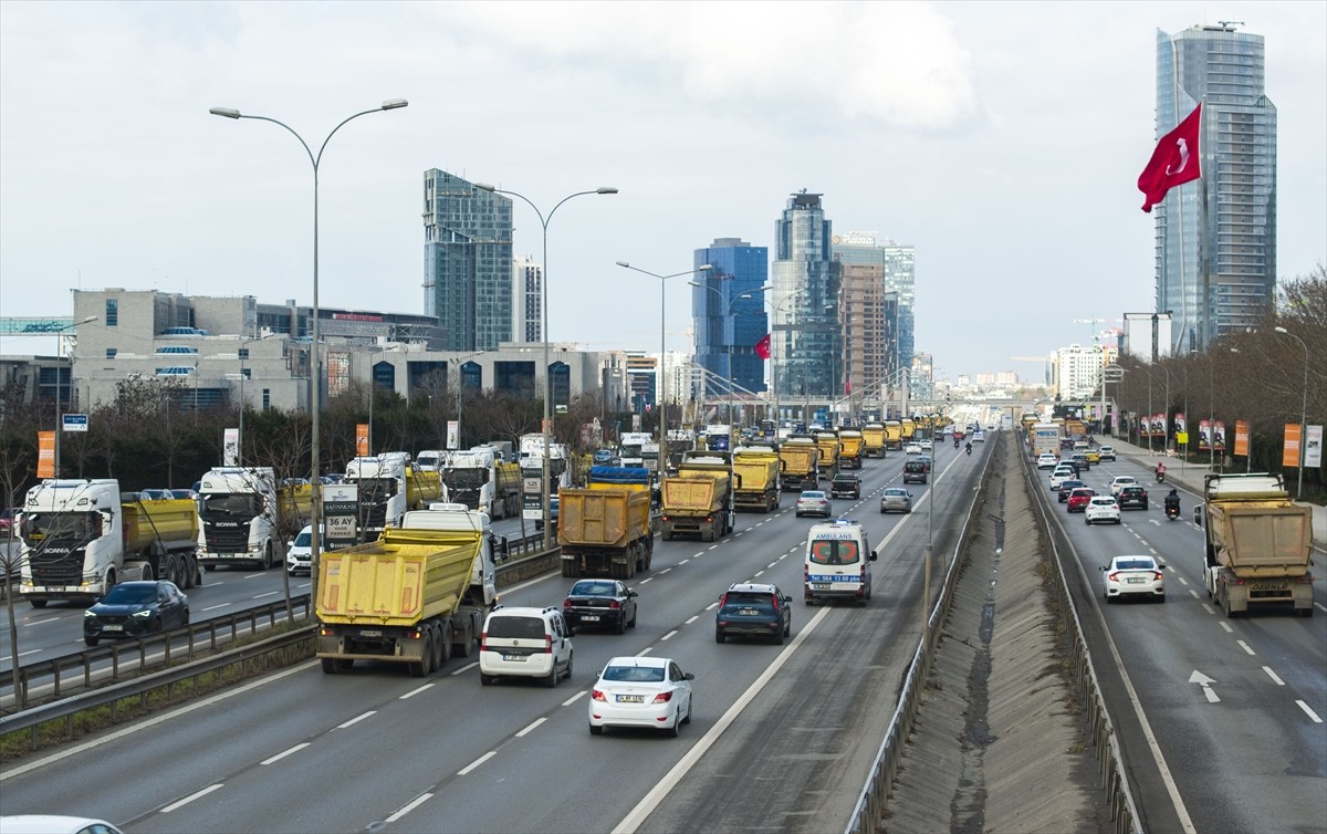 Anadolu Yakası'nda hizmet veren hafriyatçılar, İstanbul Büyükşehir Belediyesini (İBB) Kocaeli...