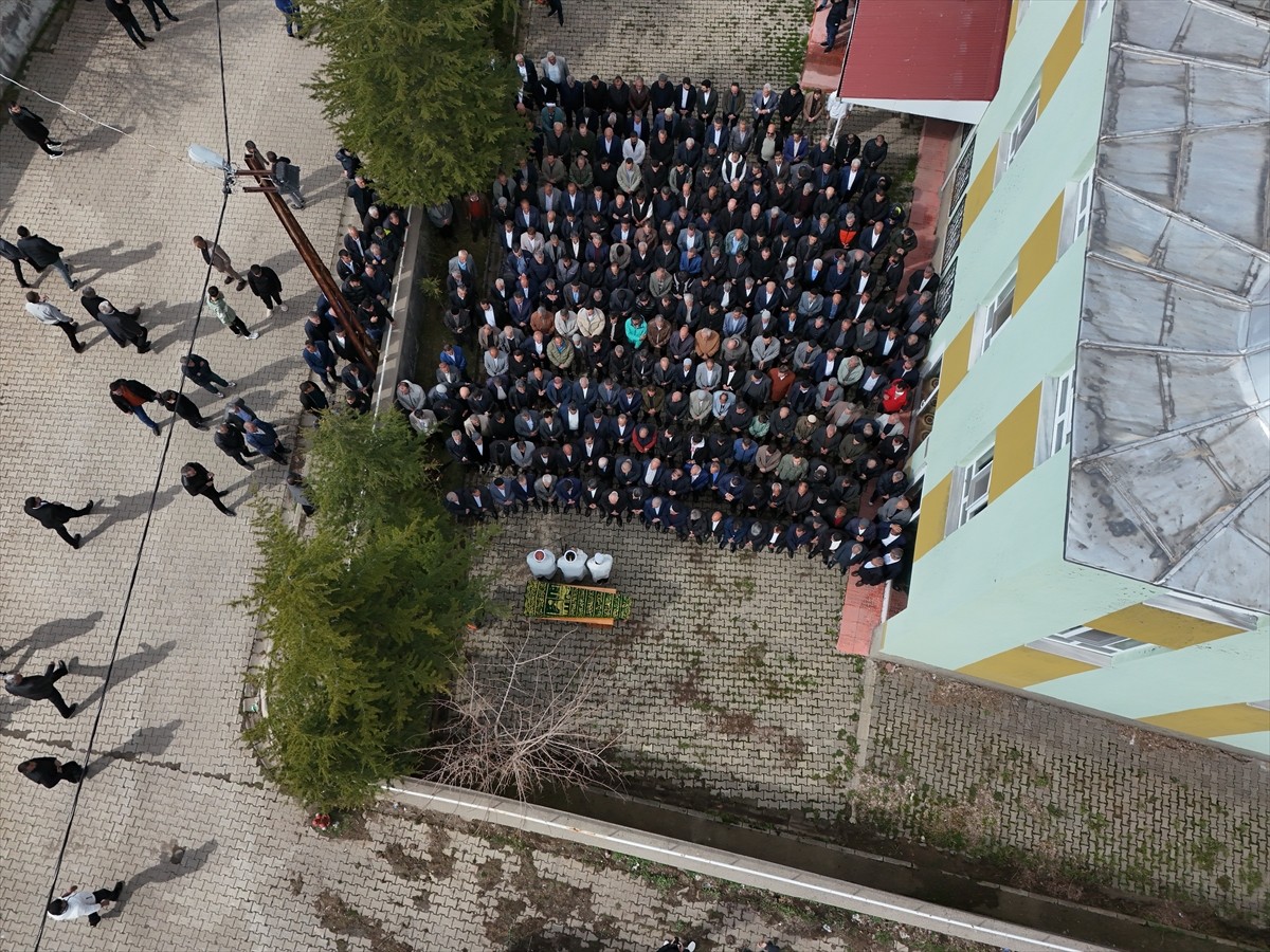 Ankara'da geçirdiği rahatsızlık sonucu hayatını kaybeden eski AK Parti Bingöl Milletvekili Kazım...