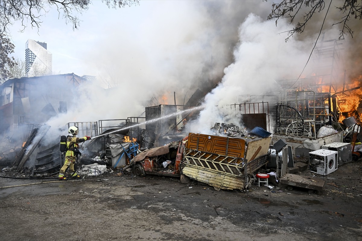 Ankara'nın Altındağ ilçesindeki bir sokakta, çöplükte çıkan ve ardından binalara sıçrayan yangın...