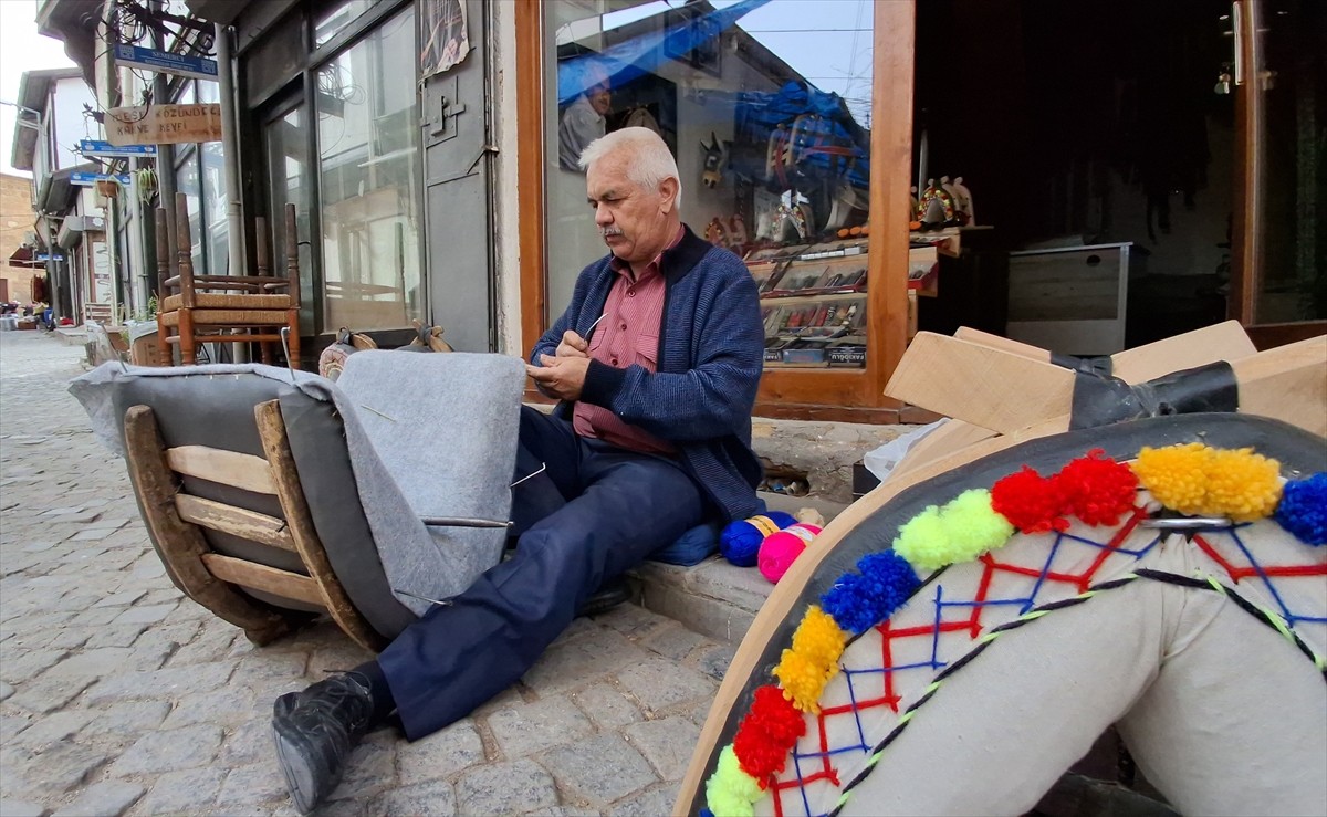 Ankara'nın Beypazarı ilçesinde "Yaşayan İnsan Hazinesi" ödüllü 65 yaşındaki semerci İbrahim Atıcı...