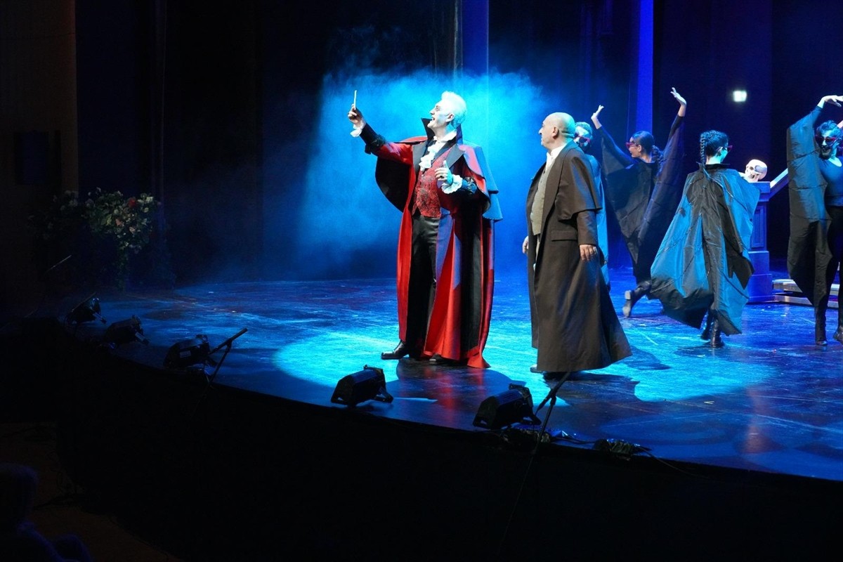 Ankara Devlet Tiyatrosu ve İstanbul Devlet Tiyatrosu ortak yapımı "Dracula: Bir Dehşet...