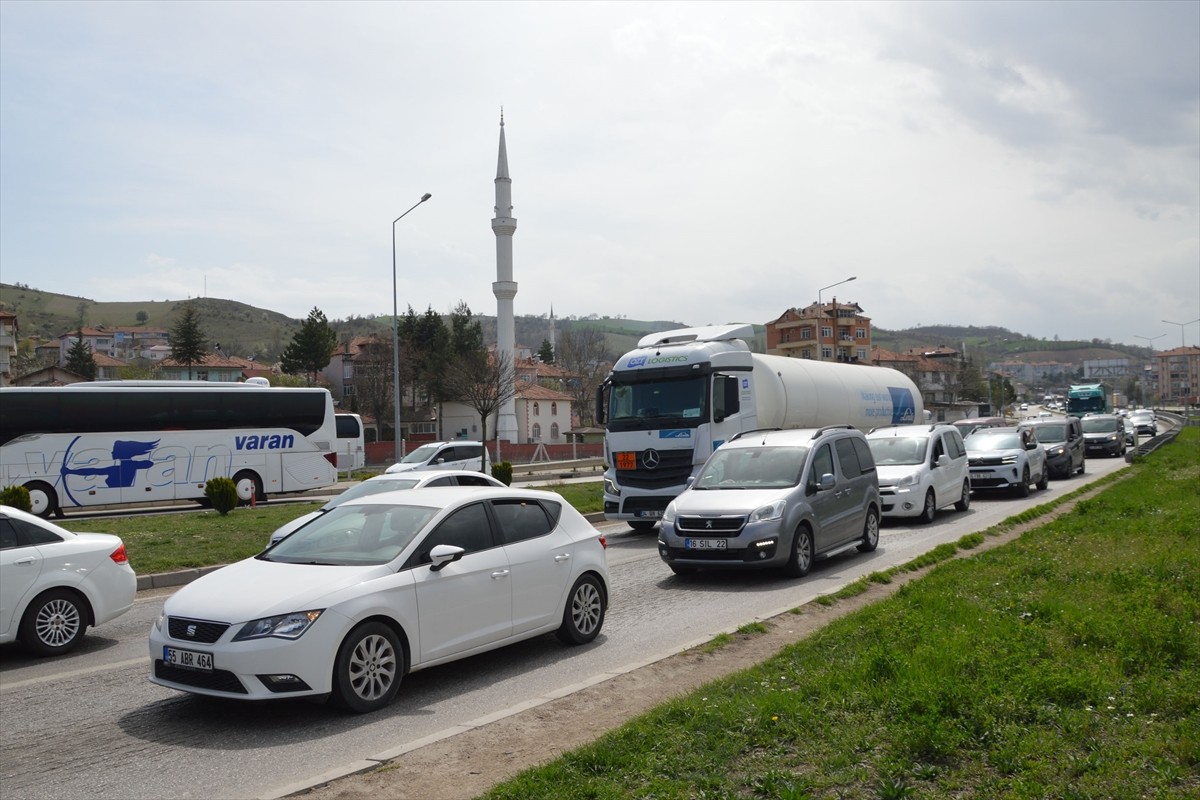 Ankara-Samsun kara yolunda 9 günlük Ramazan Bayramı tatilinin başlamasıyla yoğunluk...