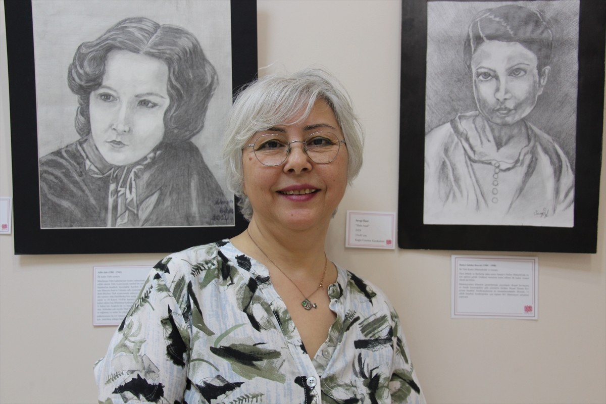 Antalya'da bu yıl ikincisi düzenlenen "Öncü Kadınlar" resim sergisi, 8 Mart Dünya Kadınlar Günü...