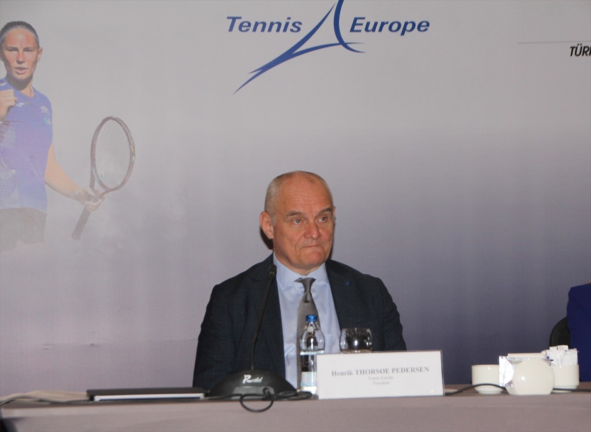 Antalya'da gerçekleştirilen Tenis Avrupa Genel Kurulu'na ilişkin düzenlenen basın toplantısına...