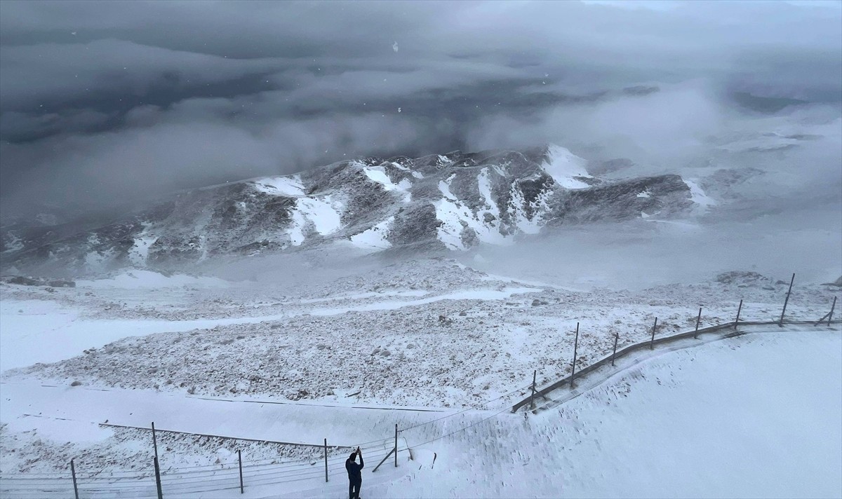 Antalya'da hava sıcaklıklarının düşmesiyle Tahtalı Dağı'nın zirvesinde kar yağışı etkili...