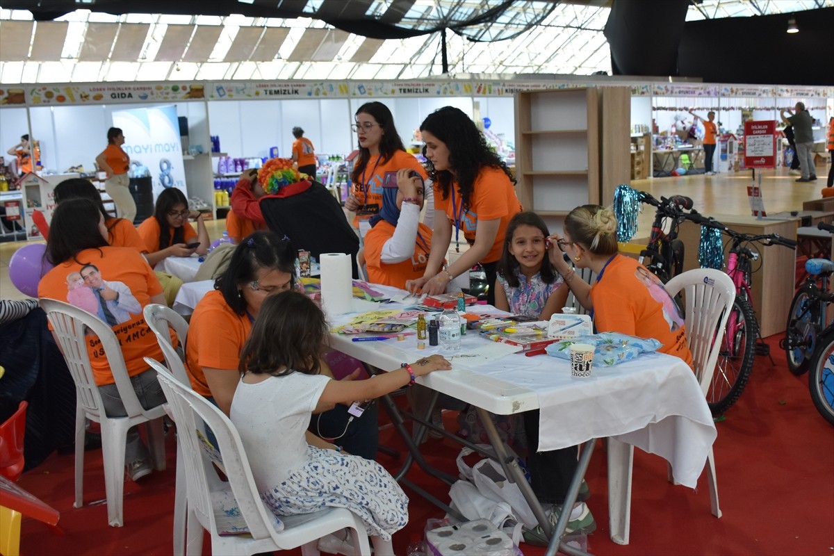 Antalya'da, Lösemili Çocuklar Sağlık ve Eğitim Vakfı (LÖSEV), kanser tedavisi gören çocuklar ve...