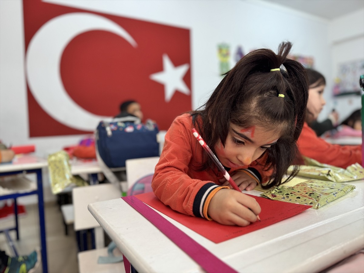 Antalya'da okuma yazmayı yeni öğrenen ilkokul 1. sınıfı öğrencileri, Milli Savunma Bakanlığı ile...
