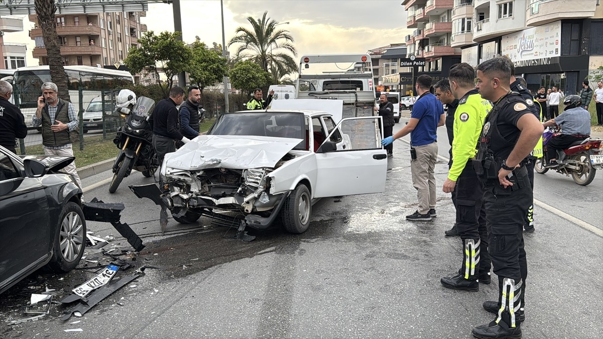 Antalya'nın Alanya ilçesinde polisin "dur" ihtarına uymayan sürücü, otomobilin başka bir araca...