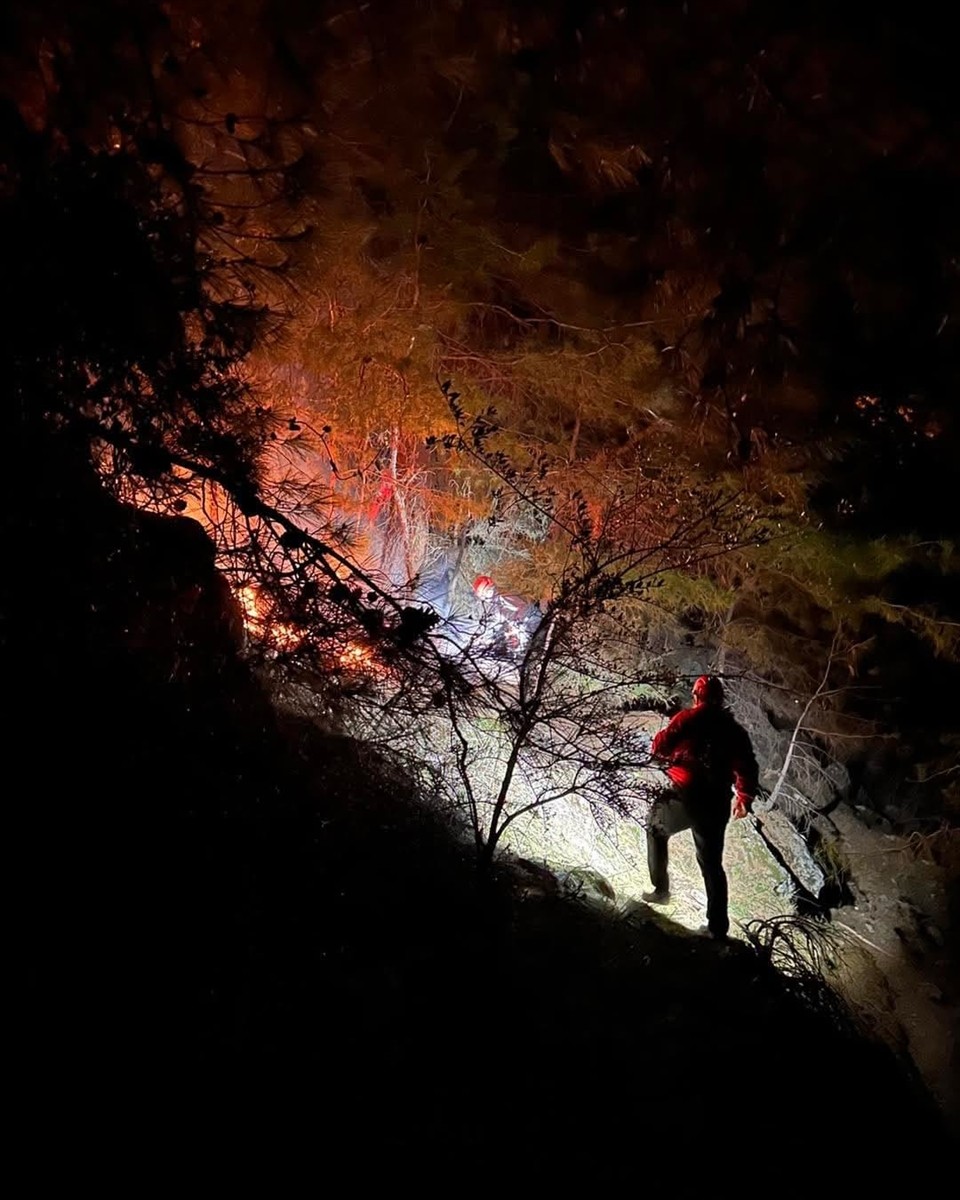 Antalya'nın Alanya Kalesi bölgesindeki ormanlık alanda mahsur kalan 2 kişi, Arama Kurtarma Derneği...