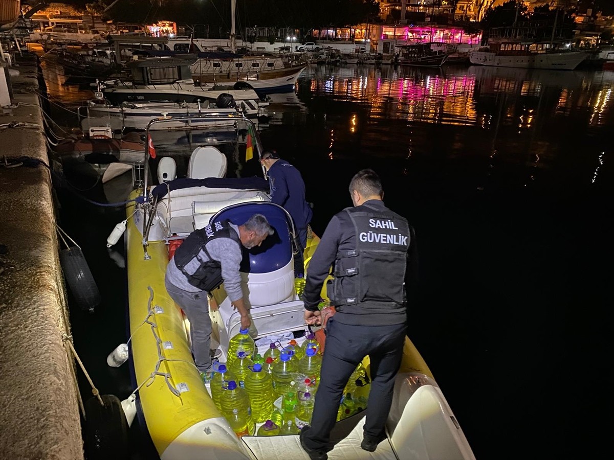 Antalya'nın Kaş ilçesinde göçmen kaçakçılığı yaptıkları iddiasıyla gözaltına alınan 2 zanlı...