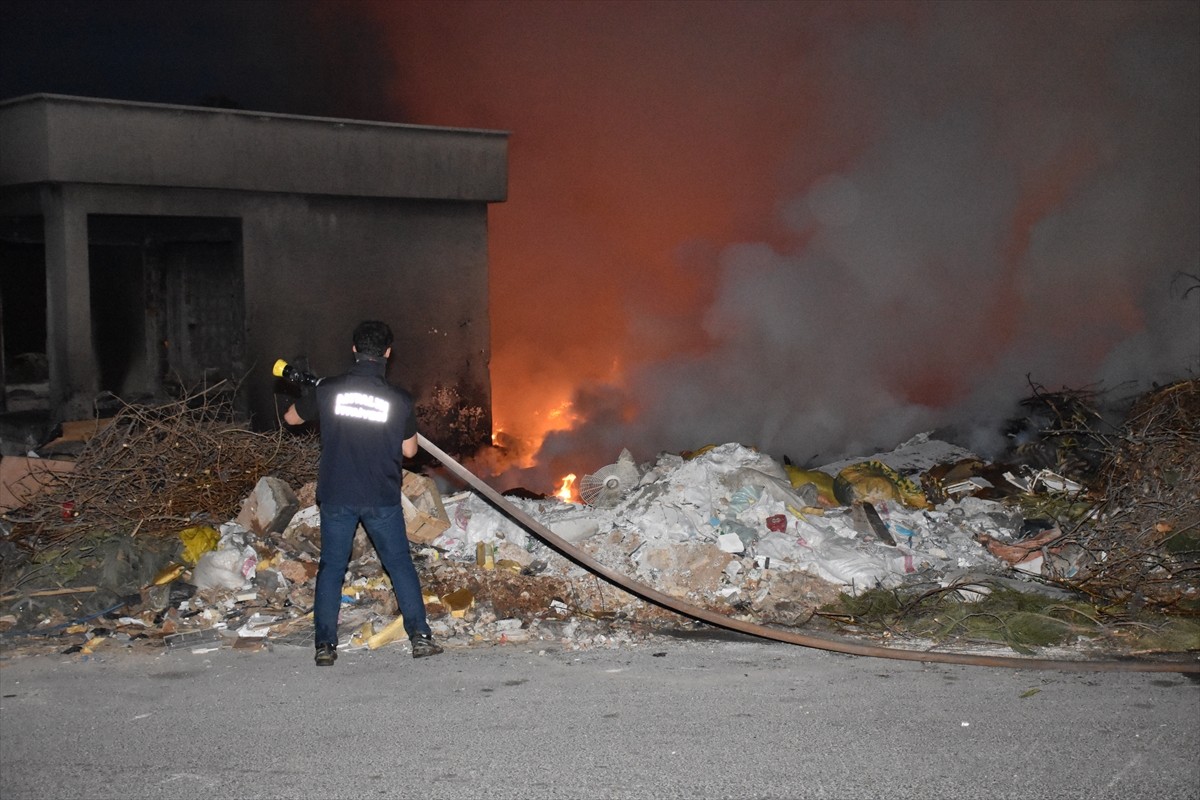 Antalya'nın Kepez ilçesinde, atıkların bulunduğu arazide çıkan yangına itfaiye ekiplerince...
