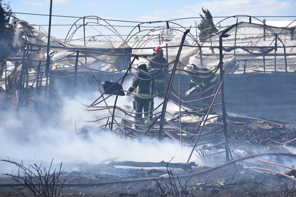 Antalya'nın Kepez ilçesinde hurda deposunda çıkan yangın, itfaiye ekiplerince söndürüldü.
