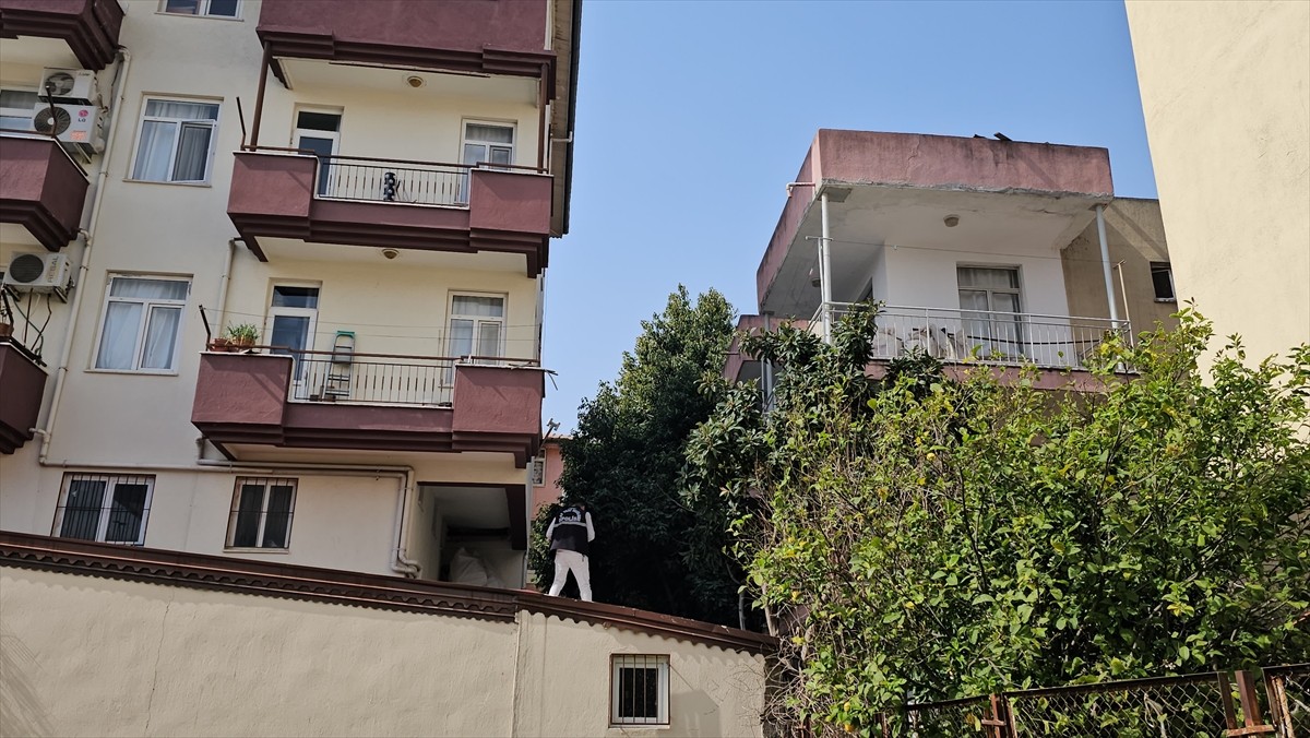 Antalya'nın Manavgat ilçesinde apartmanın üçüncü katından düşen kişi yaşamını yitirdi.