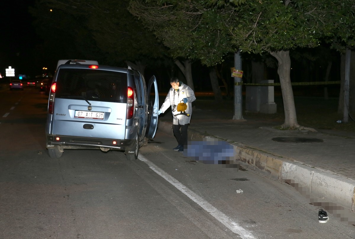 Antalya'nın Muratpaşa ilçesinde hafif ticari araç ile halk otobüsünün karıştığı kazada 1 kişi...