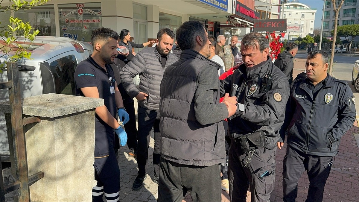 Antalya'nın Muratpaşa ilçesinde hafif ticari aracın devrilmesi sonucu sürücü ve kaldırımdaki yaya...