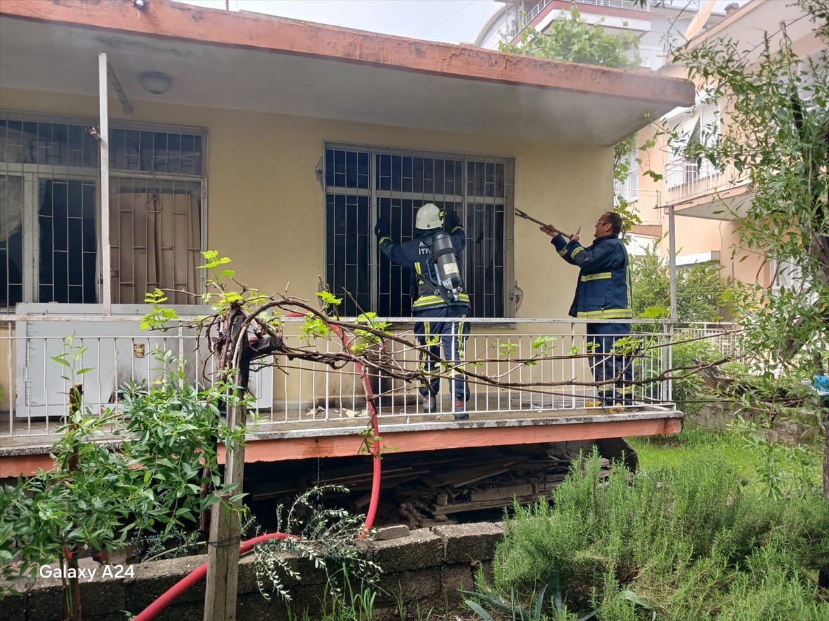 Antalya'nın Serik ilçesinde babasının evini ateşe verip, itfaiye ve polis ekiplerine zorluk...