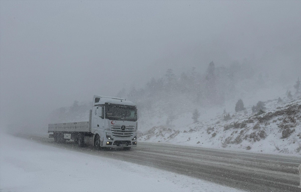 Antalya'nın yüksek kesimlerinde kar yağışı ve tipi etkili oluyor. Antalya'nın kuzeyinde yer alan...